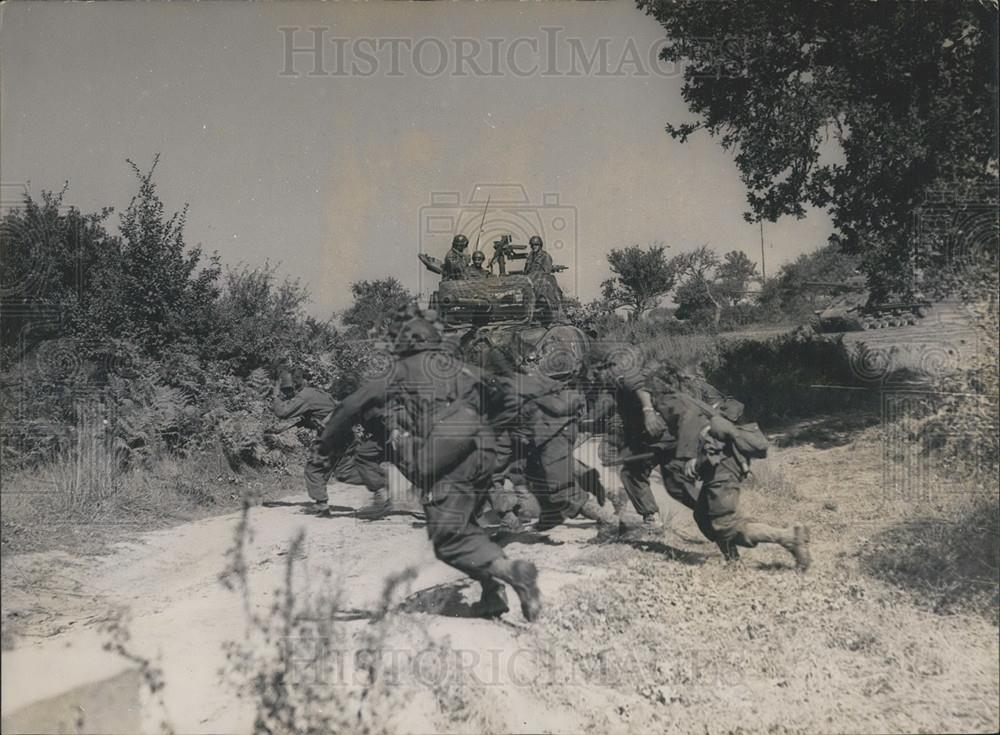 Press Photo Infantry Men Progress Before Tank Military Operations French Britain - Historic Images