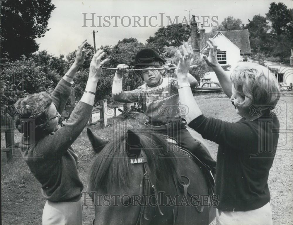 Press Photo Duchess Helps Spastic Children With Riding Instruction - Historic Images