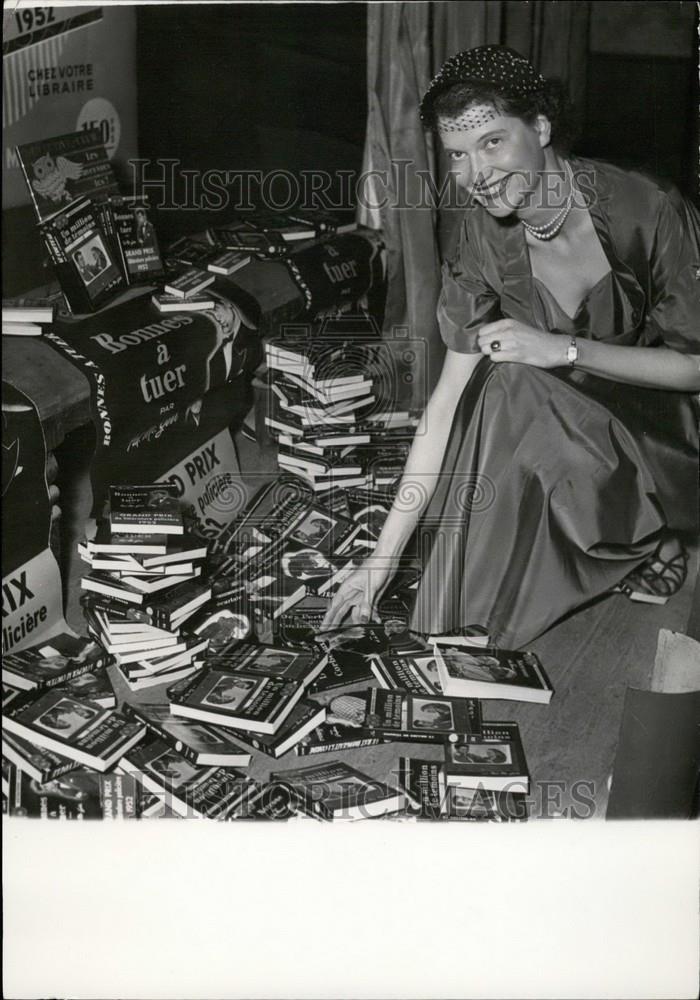 1953 Press Photo Pat MacGerr Author Writer Autographs Novel Paris Night Club - Historic Images