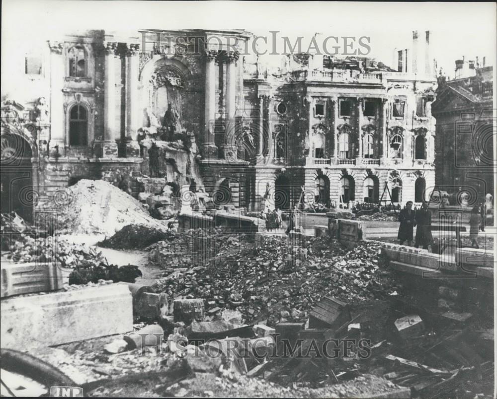 Press Photo The Royal Palace of Hungary ruined by bombs - Historic Images