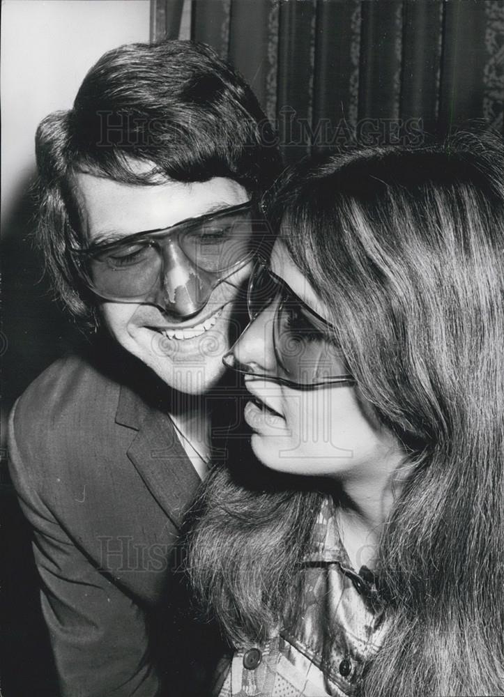 1971 Press Photo Ray Goldsmith and Lynn Oakley wearing the latest in sunglasses - Historic Images