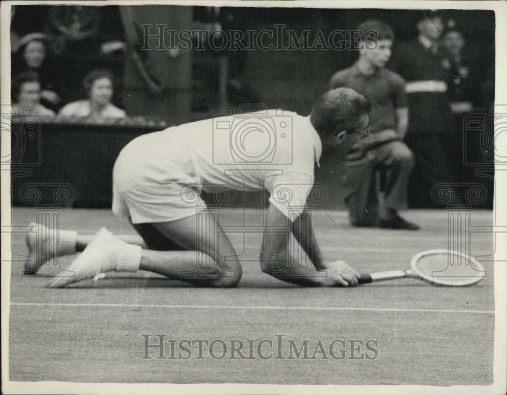 Press Photo G. Mulloy United States Falls Knees Wimbledon Tennis Match Fraser - Historic Images