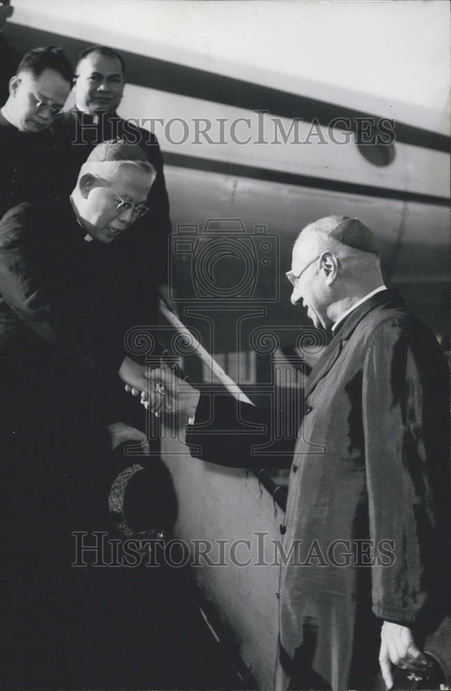 1960 Press Photo Cardinal Rufino Santos Is Welcomed By Bishop Neuhaeussler - Historic Images