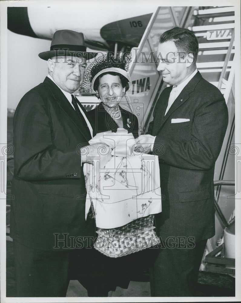 Press Photo Dept. Store Execs Mr. &amp; Mrs. Bernard Gimbel Receive Fruit Basket - Historic Images