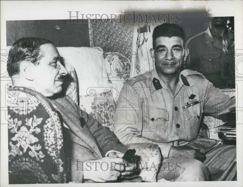 1952 Press Photo General Mohammad Naguib Bay Greets Premier Aly Mahor Pasha - Historic Images