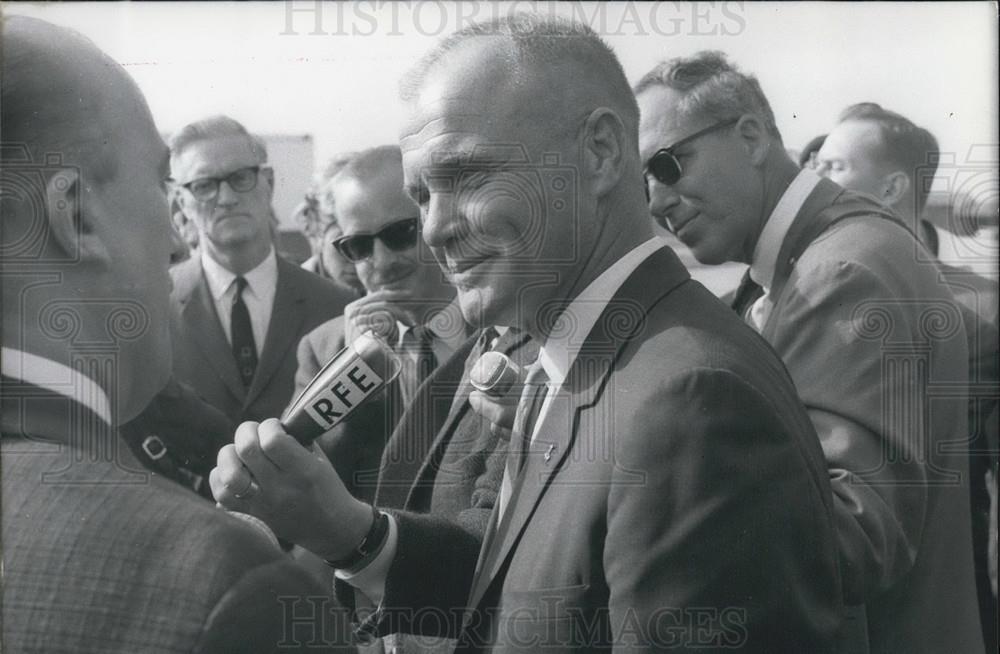 1965 Press Photo Astronaut John Glenn at the Munich airport - Historic Images