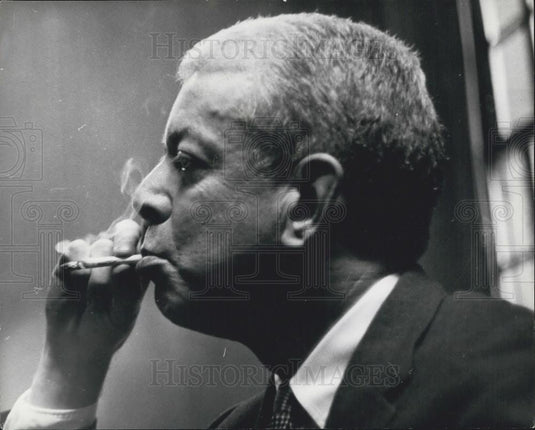 1960 Press Photo Ford Company Executive Vice President Lilley Smoking Cigarette - Historic Images