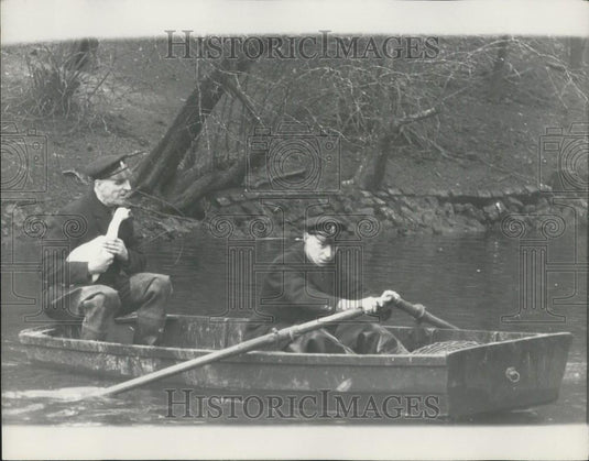 1965 Press Photo Fly-Away Eagle Strikes Again Swoops On Another Duck In Regent's - Historic Images