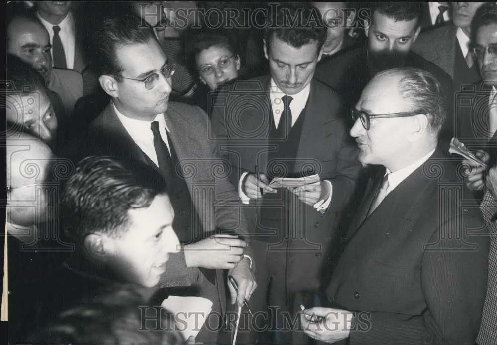 1956 Press Photo French Premier Mollet Surrounded By Journalists - Historic Images