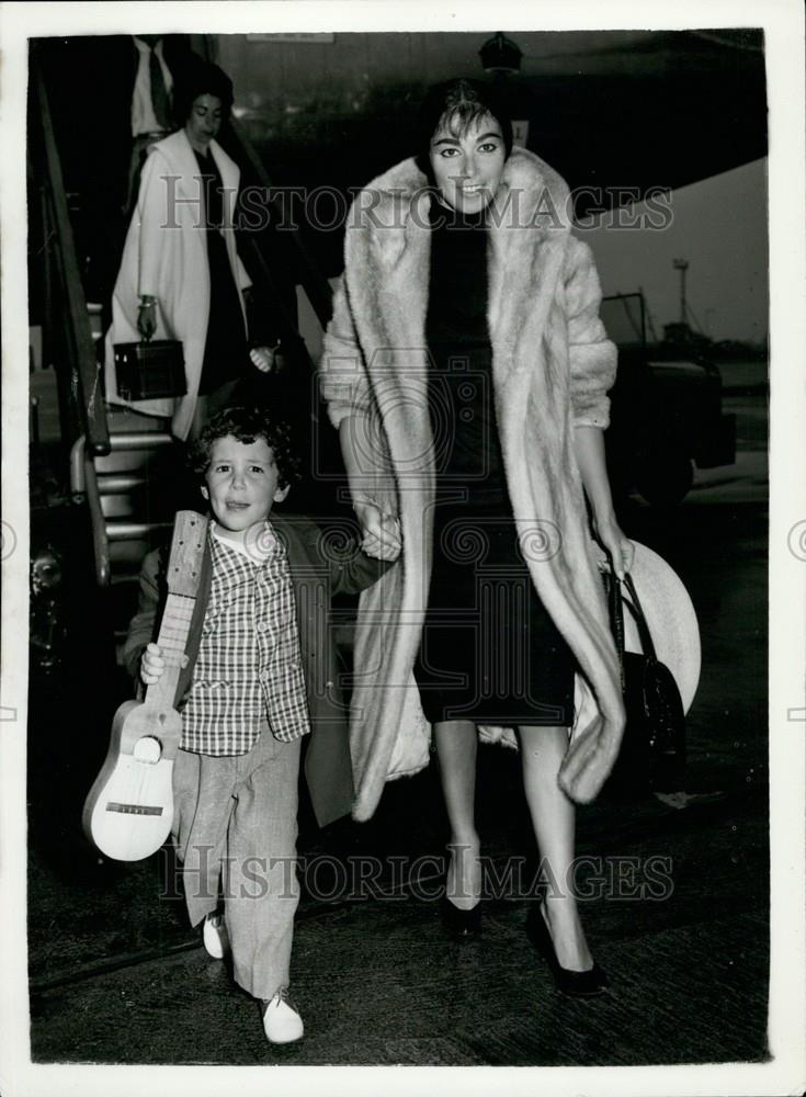 1959 Press Photo actress Pier Angeli and son Perry arriving in London - Historic Images