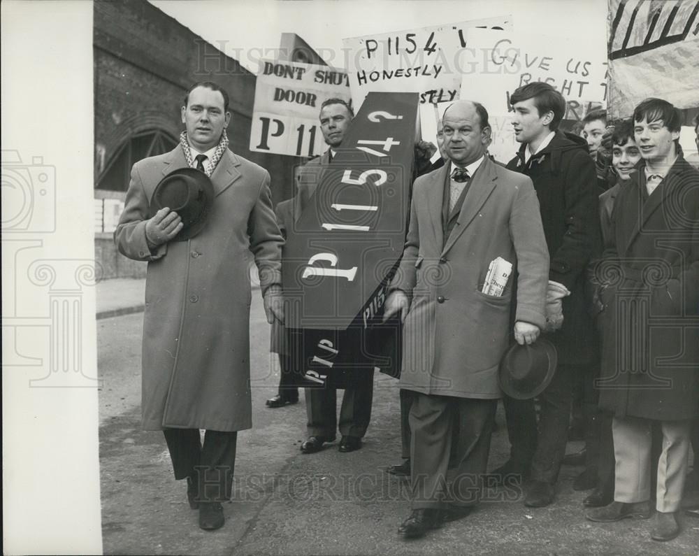 1965 Press Photo Demonstration Against Aircraft Contract Cancellations - Historic Images