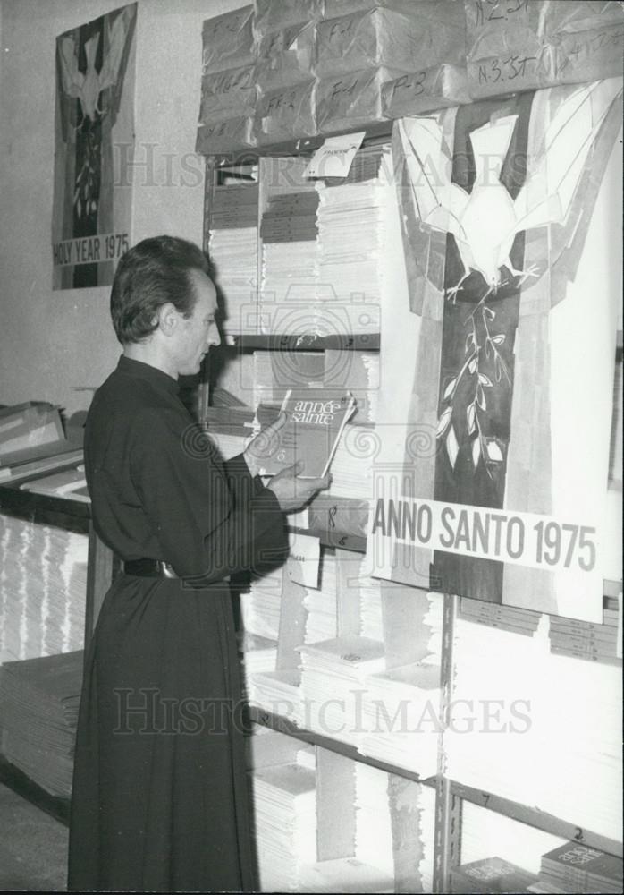 1974 Press Photo Catholic Priest, Central Committee For Holy Year, Vatican - Historic Images