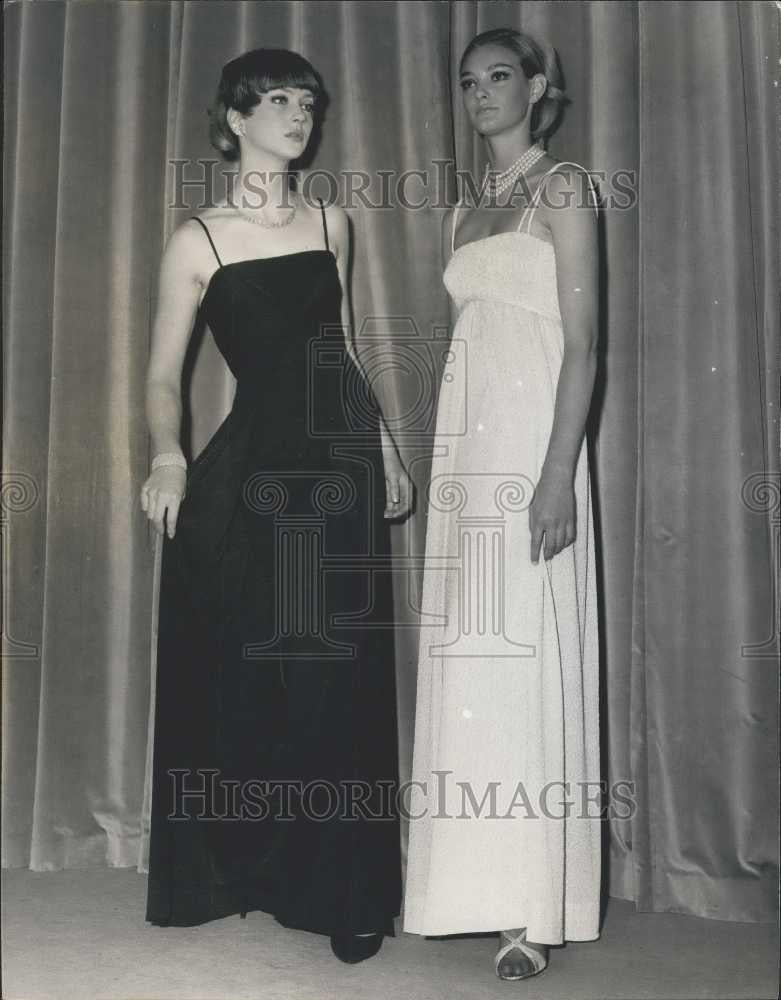 1965 Press Photo Mattli&#39;s Winter Collection. Shows Nikki Ross and Christine - Historic Images