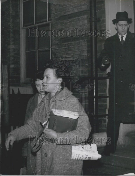 1959 Press Photo Witnesses Bicester Murder Charge Hearing Leave Islington - Historic Images