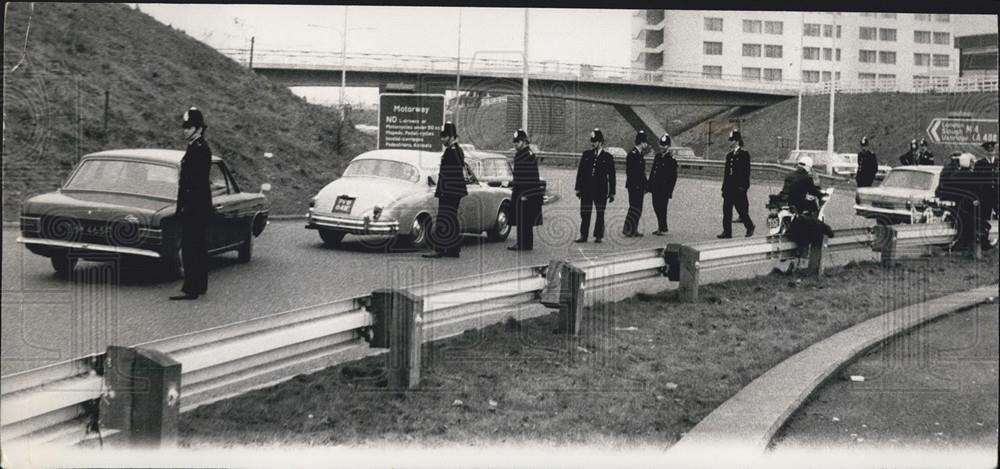 1970 Press Photo ''Sunday Noise'' Demonstration by Resident Living by Airport - Historic Images