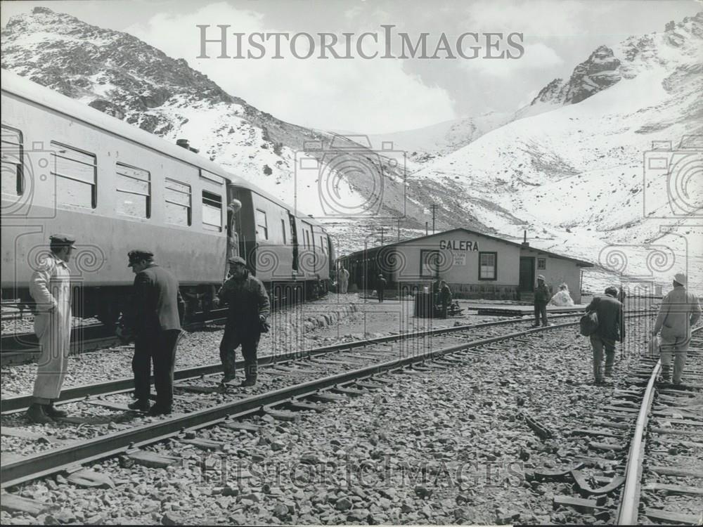 1972 Press Photo Transandean Train Stops at the Galera Station on Andean Divide - Historic Images