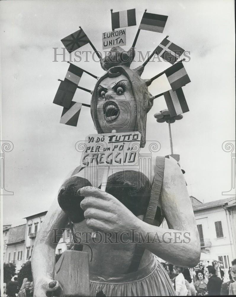 Press Photo Viareggio, Italy Miss Europe Cries For Oil During Carnival - Historic Images