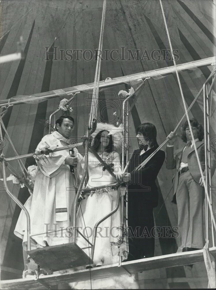 1975 Press Photo  Trapeze artistes Francis Martin Kora &amp; Carole Fiallo wed - Historic Images