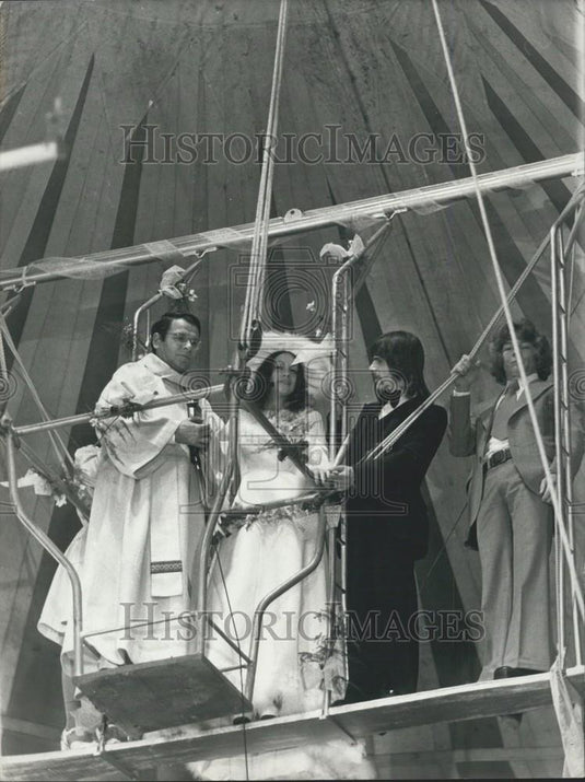 1975 Press Photo  Trapeze artistes Francis Martin Kora & Carole Fiallo wed - Historic Images