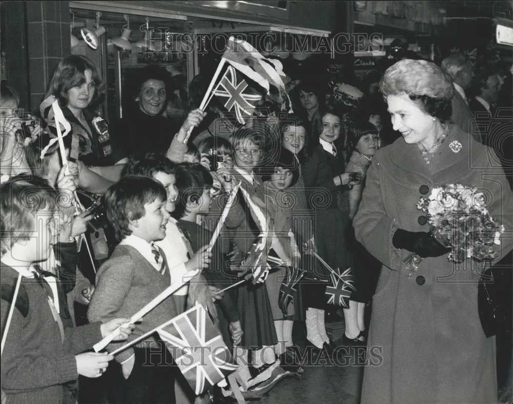 1980 Press Photo The Queen Opens The Elmsleigh Centre Staines - Historic Images