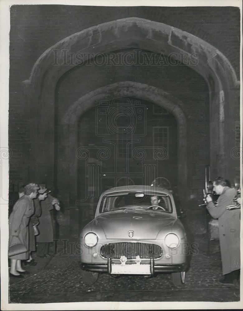 1955 Press Photo Group Captain Townsend Leaves Clarence House In Vehicle - Historic Images