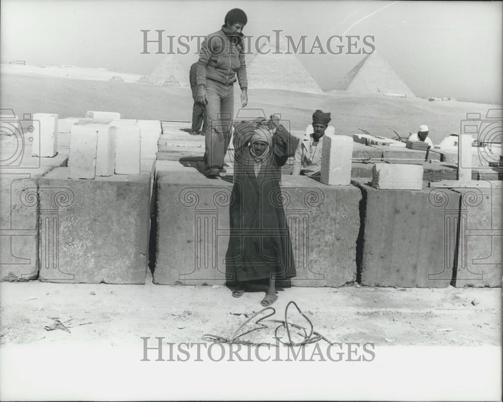 1978 Press Photo Archaeology Team Builds Japanese Mini Pyramid - Historic Images