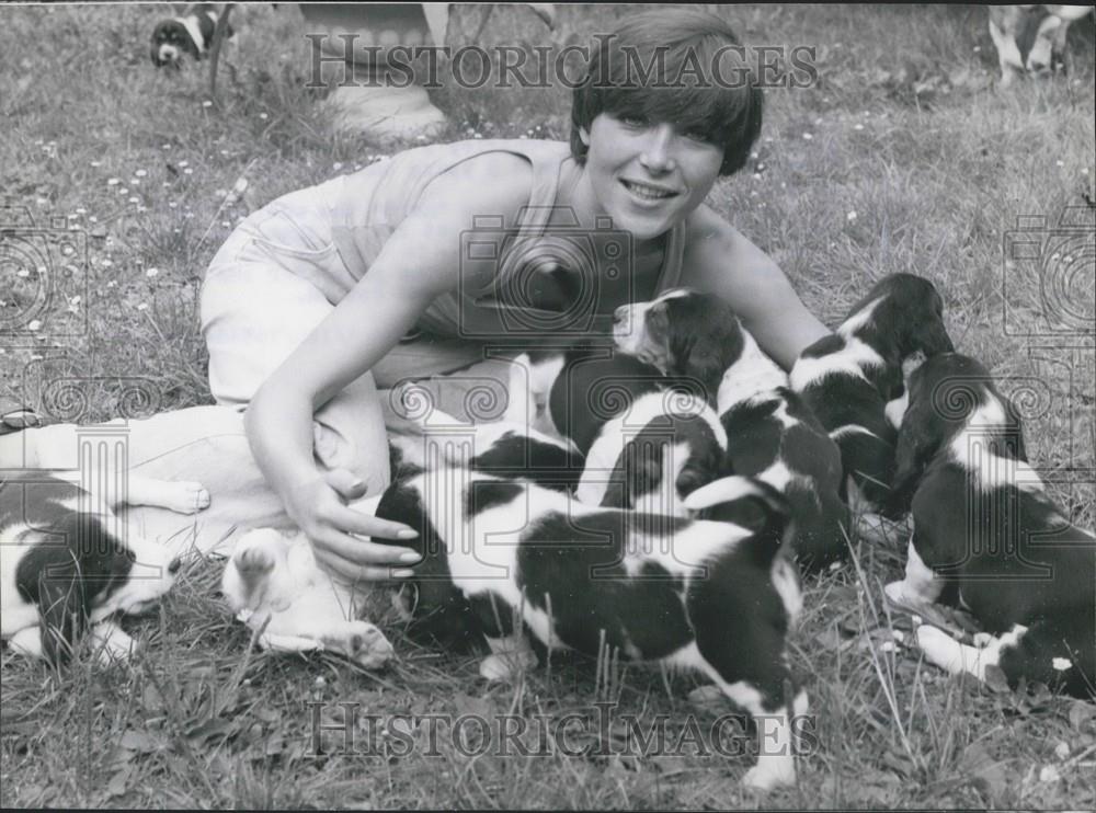 1973 Press Photo Actress Inga Abel, Dogs, Dusseldorfs Komodie Playhouse - Historic Images