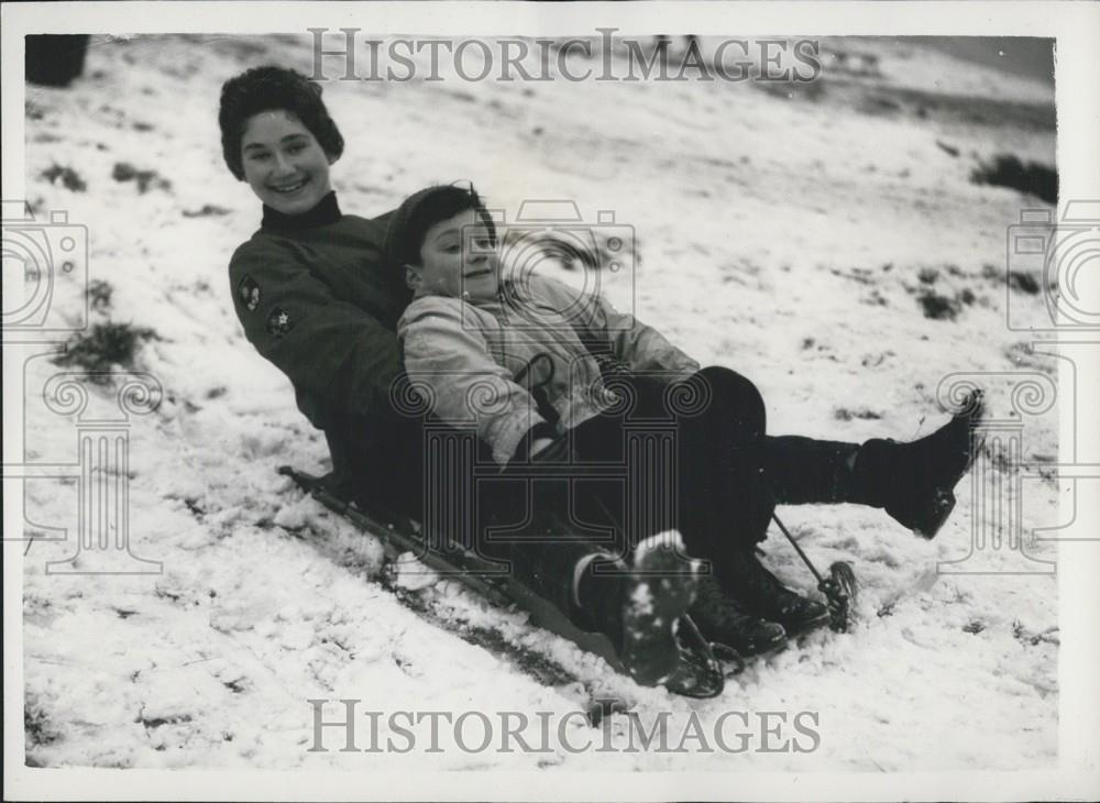 1956 Press Photo Richard &amp; Nina Holland on their toboggan - Historic Images