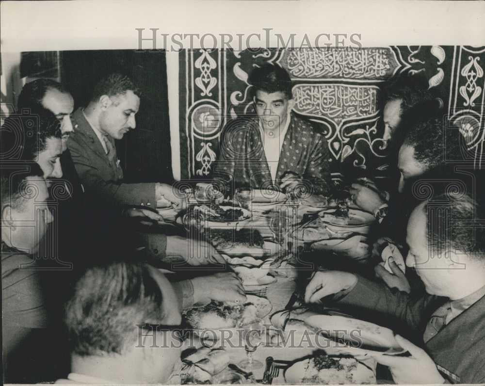 1954 Press Photo President Neguib Gives Dinner Party to Members - Historic Images