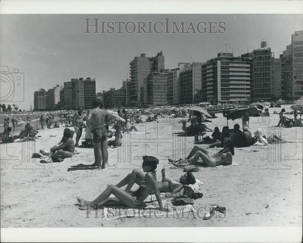 Press Photo Pocetos Beach Montevedeo, Uruguay - Historic Images