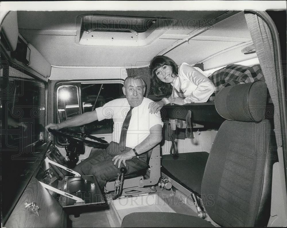 1972 Press Photo Singer Anita Harris, Dick Batton, Commercial Motor Show - Historic Images