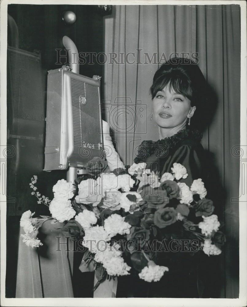 1962 Press Photo Leslie Caron, Oxford Street - Historic Images