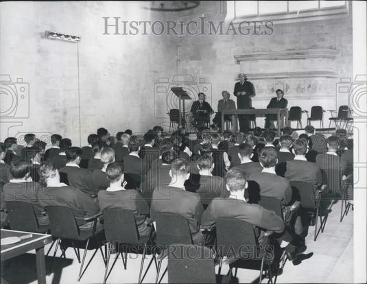 Press Photo Atlantic College Classroom Lecture School Of Prince Charles - Historic Images