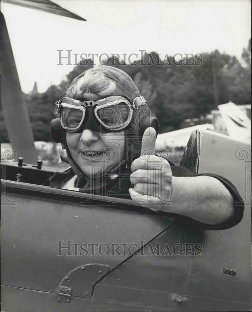 1968 Press Photo Actress Irene Handl Learns to Fly - Historic Images