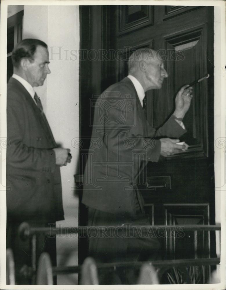 1954 Press Photo Scotland Yard Detectives Inspecting Discovered Body Site - Historic Images