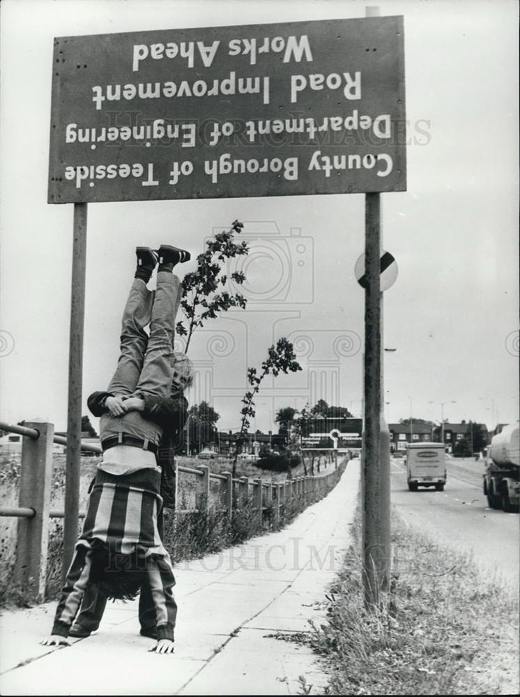 1976 Press Photo oad sign Bottom up at Billing-ham bottoms Yorkshire - Historic Images