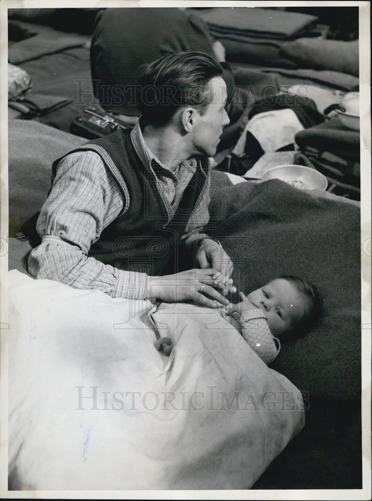 Press Photo Two of 30.000 Refugees from the Soviet Zone of Germany - Historic Images