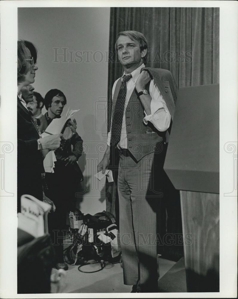 1977 Press Photo Jody Powell, White House Press Secretary, At UN Plaza Hotel - Historic Images