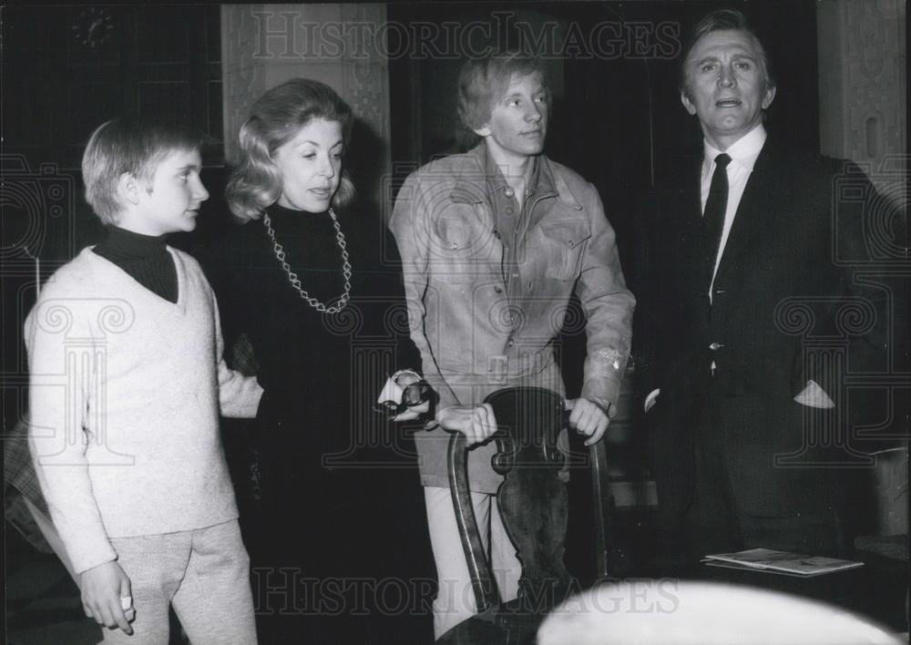 1972 Press Photo of actor Kirk Douglas and his sons, Peter and Eric - Historic Images