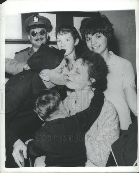 1960 Press Photo James Zarb Egypt Prisoner Wife Elda Children Znne Mary Spying - Historic Images