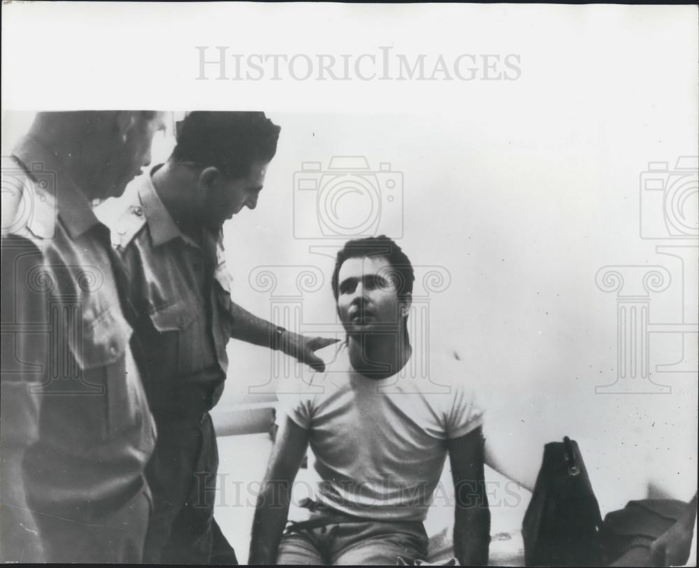 1970 Press Photo Michael Denis Rohan Captured By Israeli Police Officers - Historic Images