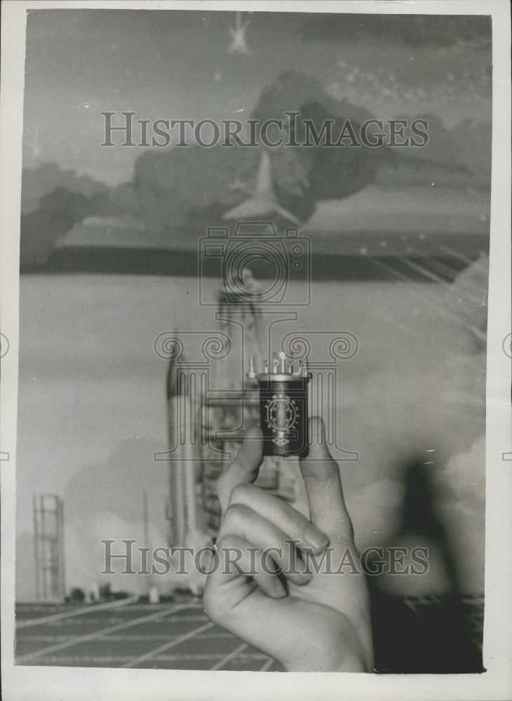 1959 Press Photo British Radio Electronic Components Show Guided Missile Switch - Historic Images