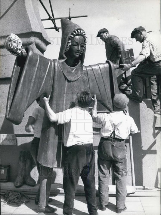 1959 Press Photo Sculptor Erich Hoffman has designed the two ''Muncher Kindl'' - Historic Images