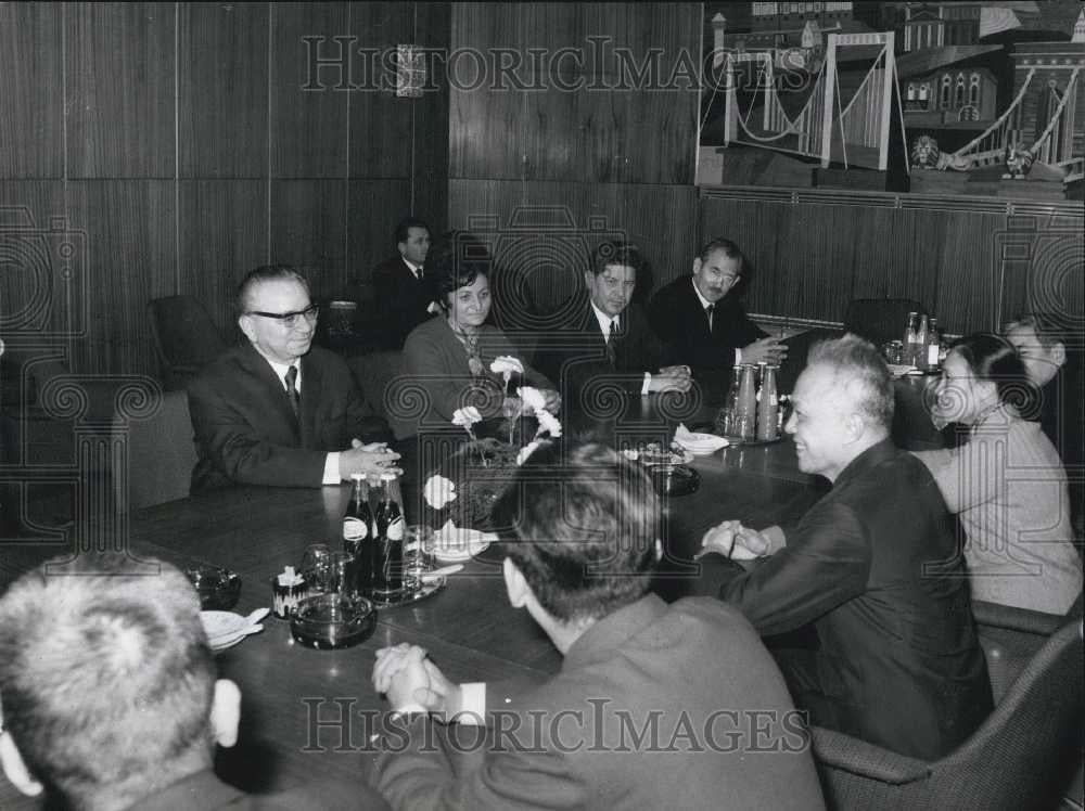 1973 Press Photo Visiting South Vietnamese Delegation In Budapest - Historic Images