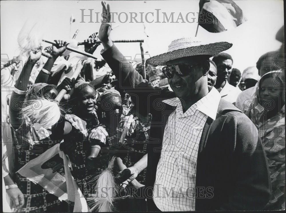 Press Photo President Gaafer Mohamed Nimeri Cheered By Sudanese Central Sudan - Historic Images