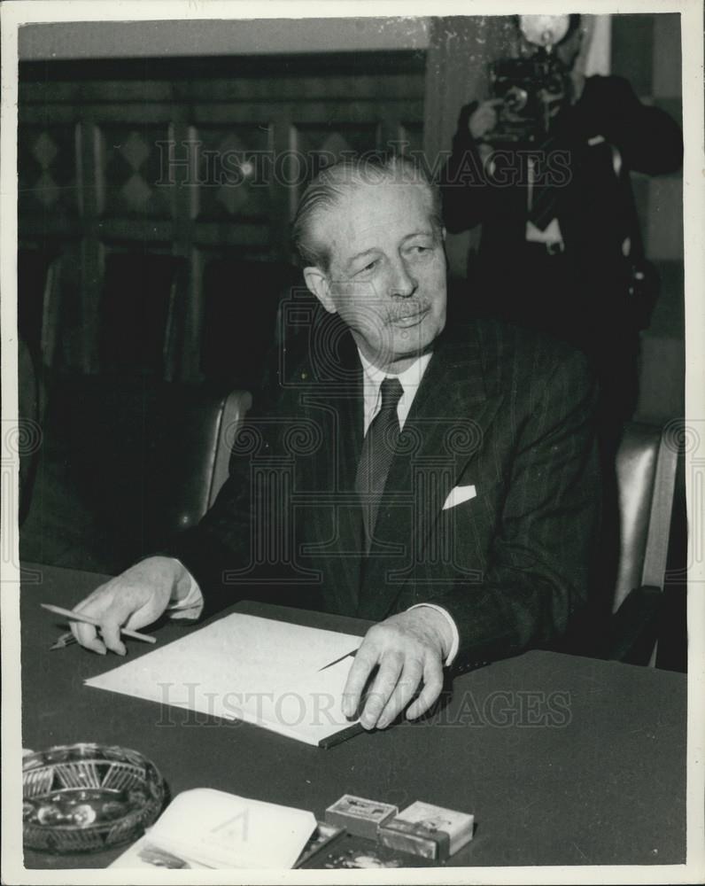 1959 Press Photo British Prime Minister Harold MacMillan In Kremlin Talks - Historic Images