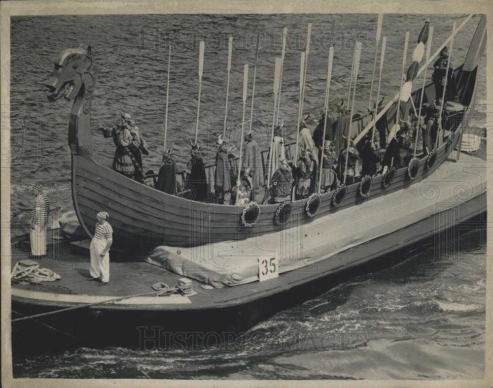 1953 Press Photo Royal Coronation River Pageant, Thames, King Olaf, Viking Ship - Historic Images