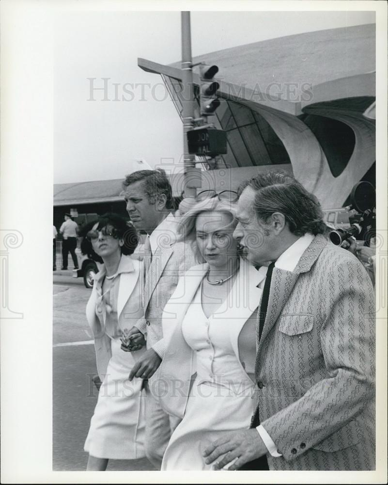 Press Photo Elizabeth Ray With Lawyer National Star Reporters - Historic Images