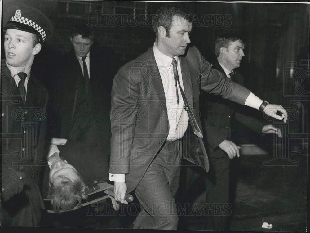 1971 Press Photo Glasgow Rangers Coach Carrying Disaster Victim Trampling - Historic Images