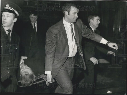 1971 Press Photo Glasgow Rangers Coach Carrying Disaster Victim Trampling - Historic Images
